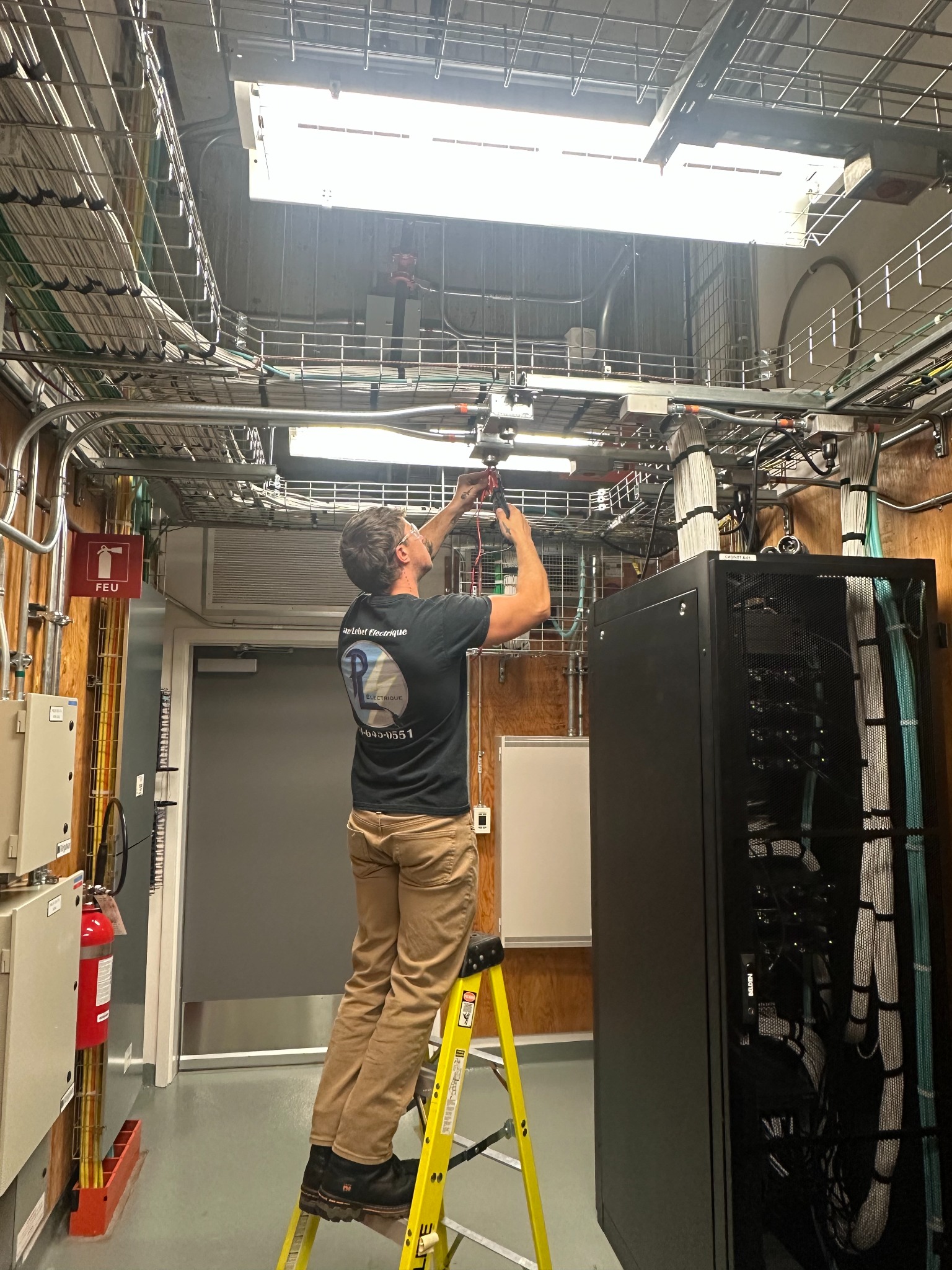 Installation électrique dans une salle de données du CHUM