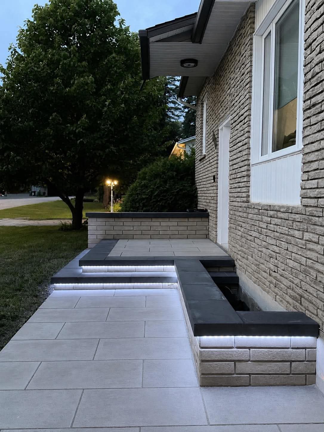 Éclairage architectural intégré à un aménagement résidentiel extérieur