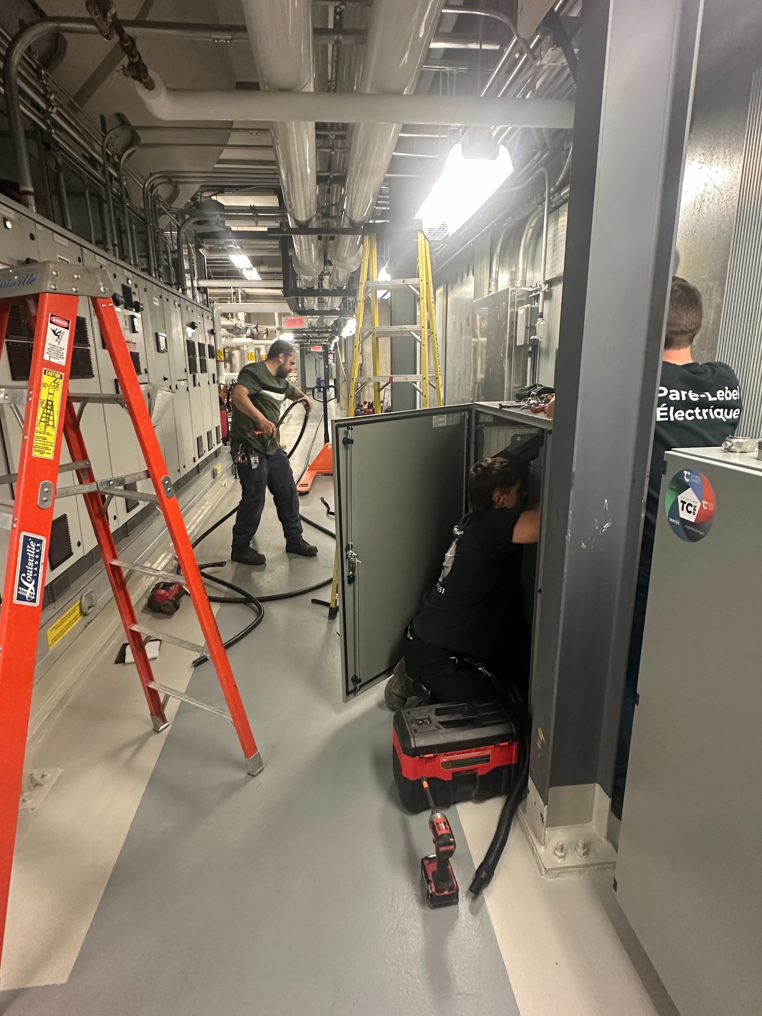 Équipe de Paré-Lebel Électrique sur un chantier institutionnel